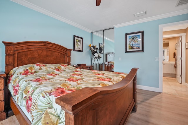 bedroom featuring ceiling fan, light hardwood / wood-style floors, crown molding, and a closet