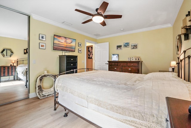 bedroom featuring ceiling fan, crown molding, and light hardwood / wood-style flooring