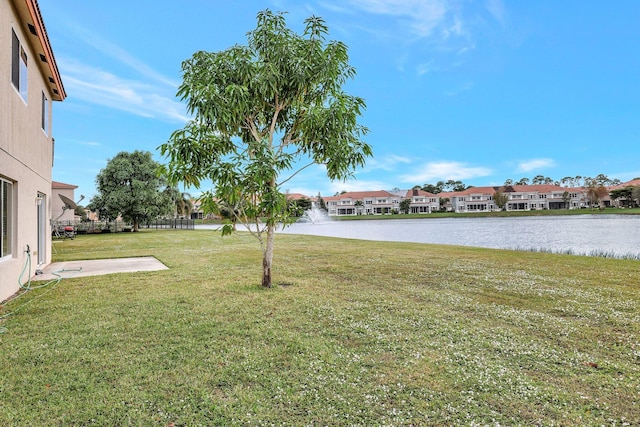 view of yard featuring a water view