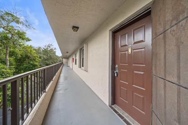 property entrance featuring a balcony