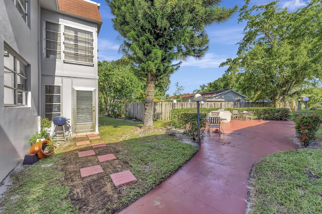 view of yard featuring a patio area