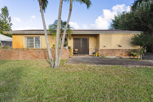 ranch-style house featuring a front yard