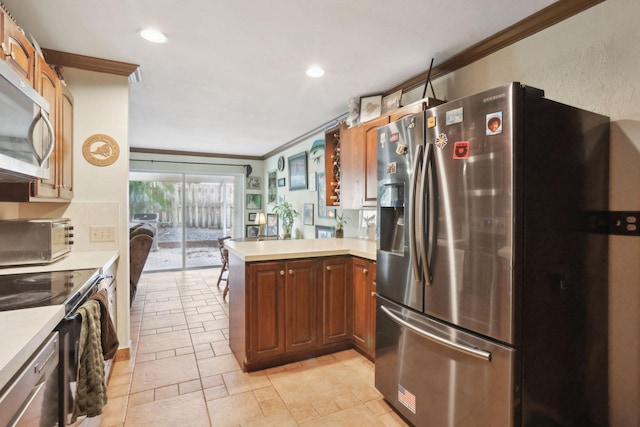 kitchen with kitchen peninsula, stainless steel appliances, and crown molding