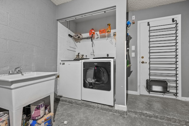 laundry area featuring sink, a textured ceiling, and independent washer and dryer