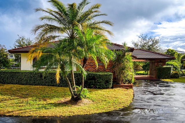 view of front of house featuring a front lawn