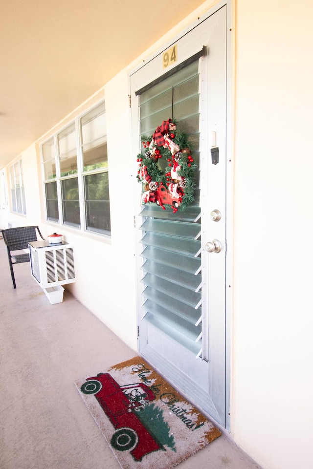 property entrance featuring a porch