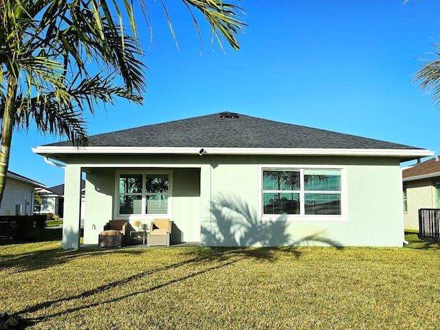 back of house featuring a lawn