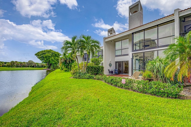 view of yard featuring a water view