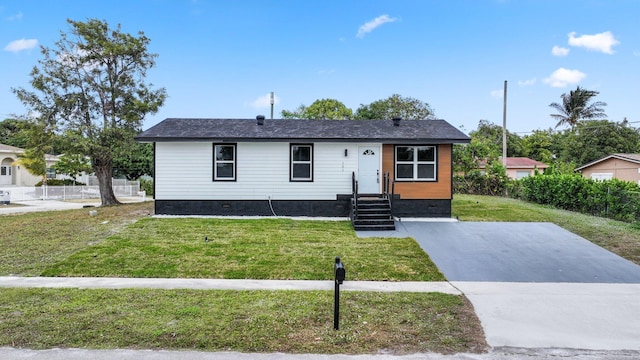 view of front facade featuring a front yard