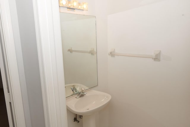 bathroom featuring sink