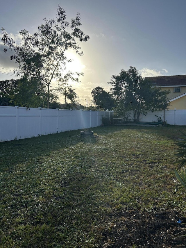 view of yard at dusk