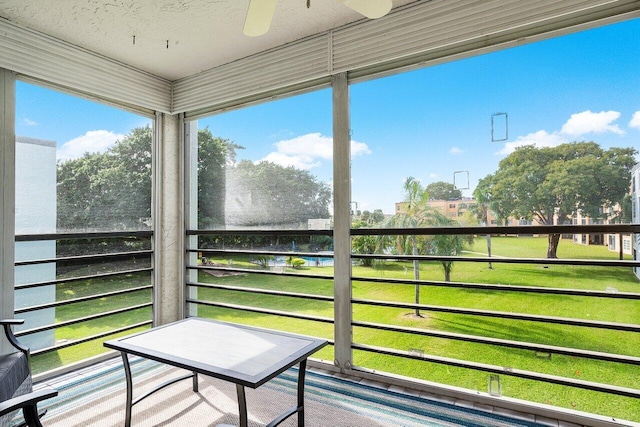 sunroom with ceiling fan