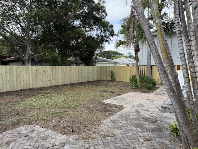 view of yard featuring a patio area