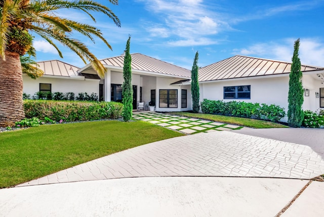 view of front of property with a front yard