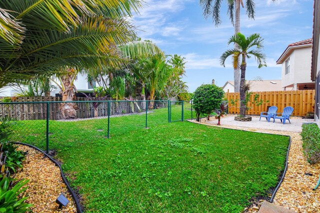 view of yard featuring a patio