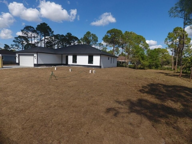 view of front of property featuring a garage and a front yard