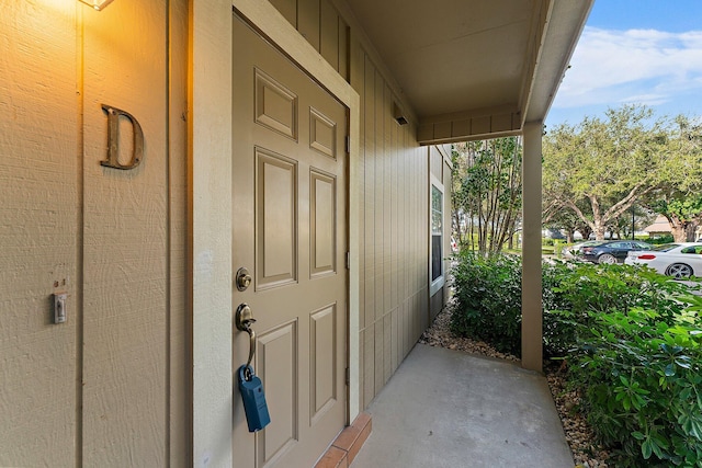 entrance to property featuring covered porch