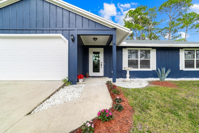 view of front facade featuring a front yard and a garage