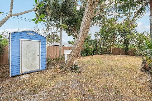 view of yard featuring a storage unit