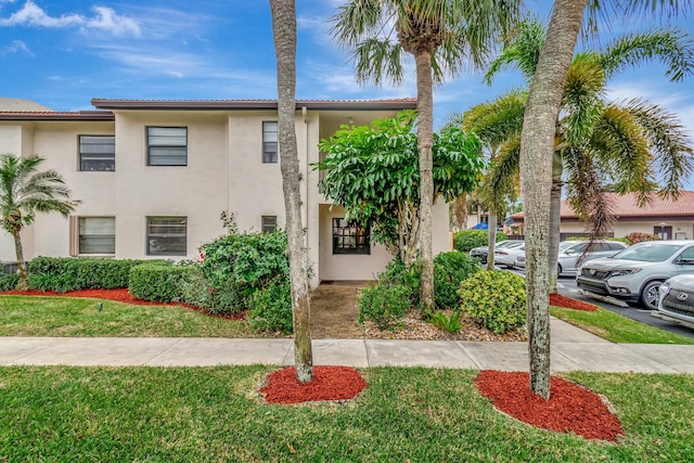 view of front of house featuring a front yard