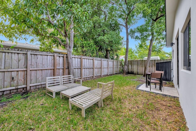 view of yard featuring a patio area