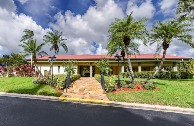 ranch-style home featuring a front lawn