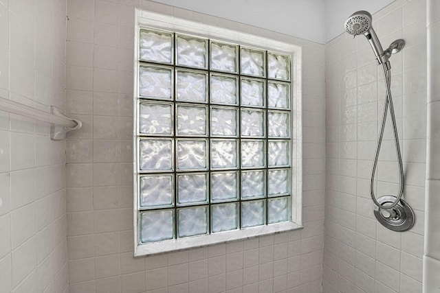 bathroom featuring tiled shower