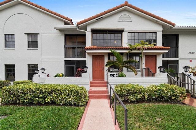 view of front of home with a front yard