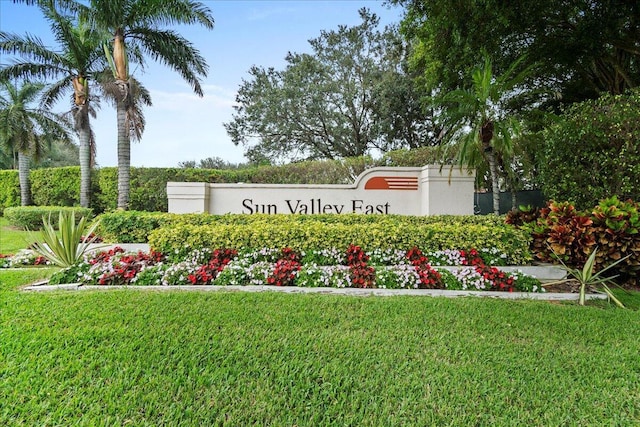 community sign with a lawn