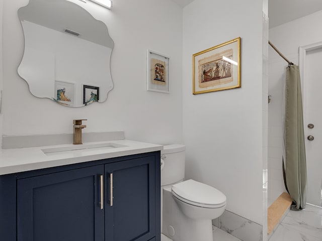 bathroom featuring a shower with curtain, vanity, and toilet