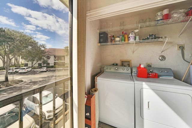 washroom featuring washing machine and clothes dryer