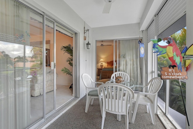 sunroom with ceiling fan