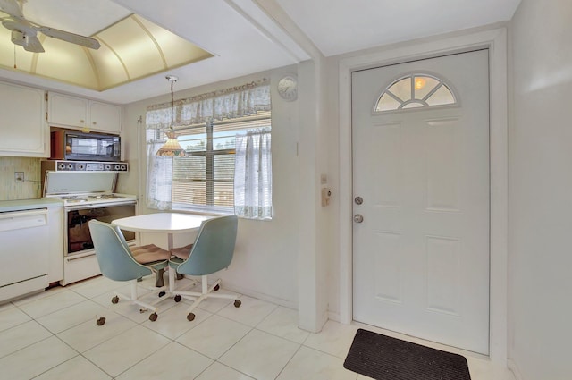 foyer with light tile patterned floors and ceiling fan