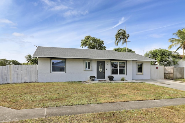 ranch-style house featuring a front yard