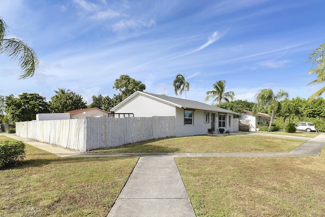 view of front of property featuring a front yard