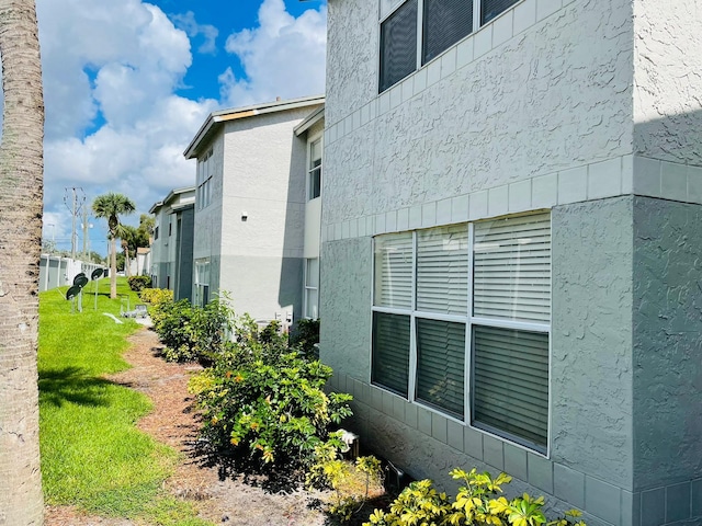 view of side of property featuring a yard