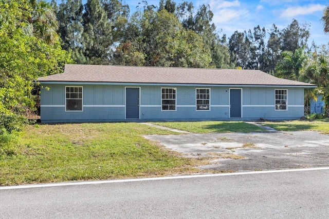 single story home with a front lawn