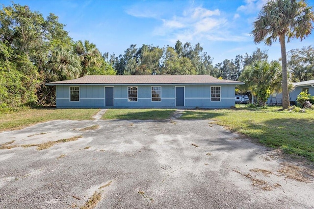 ranch-style home with a front yard