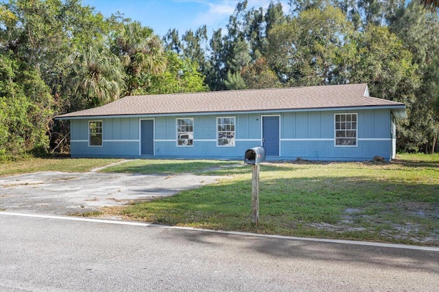 single story home with a front lawn