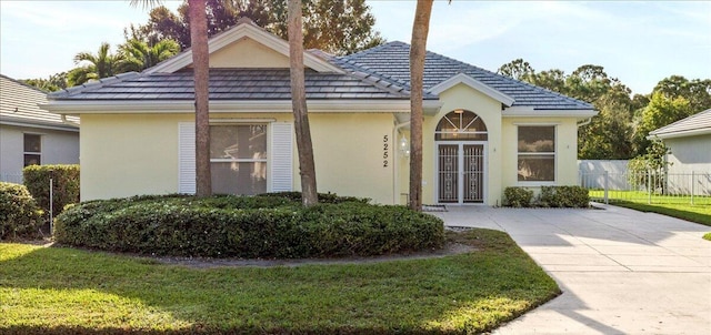 ranch-style house featuring a front lawn