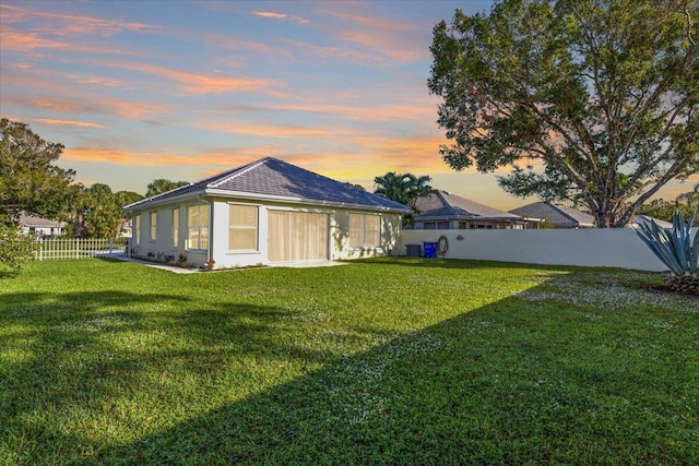 view of yard at dusk