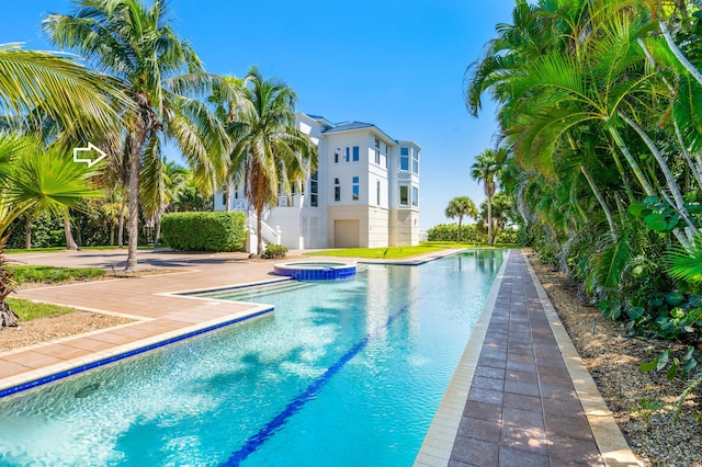 view of pool featuring an in ground hot tub