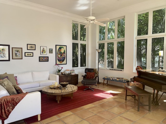 sunroom with ceiling fan