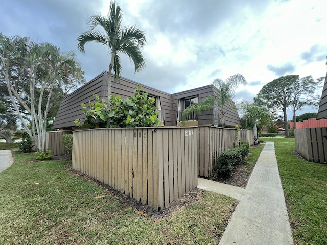 view of side of property featuring a yard