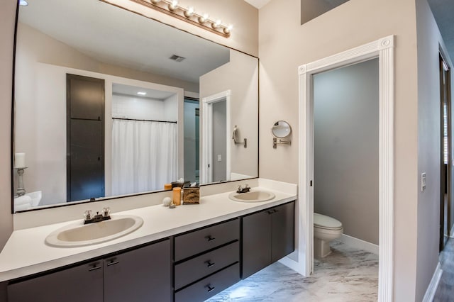 bathroom featuring a shower with curtain, vanity, and toilet