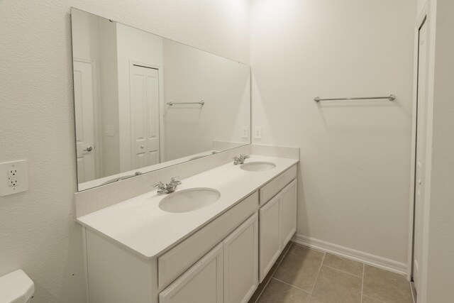 carpeted bedroom with connected bathroom and ceiling fan