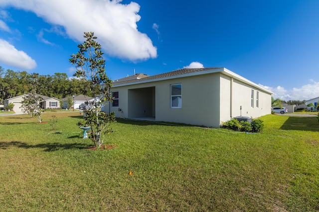 back of house featuring a yard