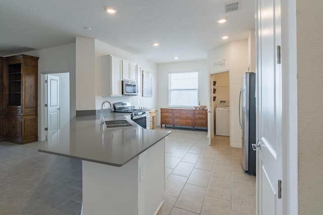 kitchen featuring white cabinets, sink, a kitchen bar, kitchen peninsula, and stainless steel appliances