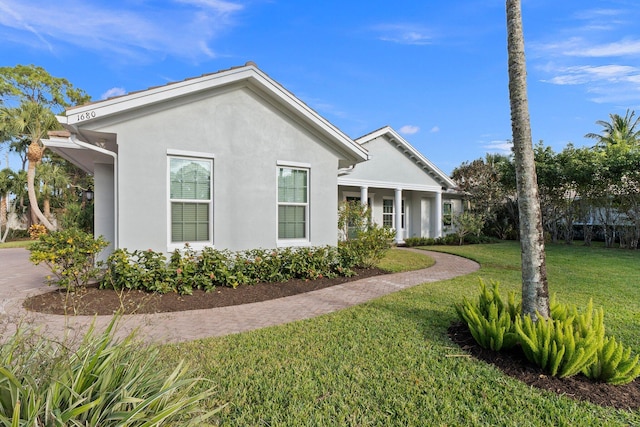 view of front of property featuring a front lawn