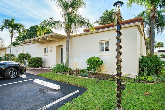 view of front of property featuring a front lawn